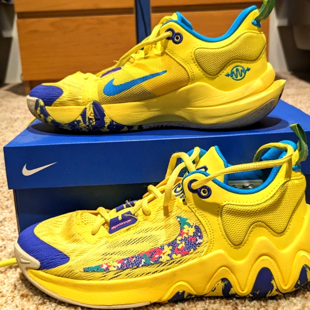 Nike Gianni's basketball shoes boys size 5.5Y